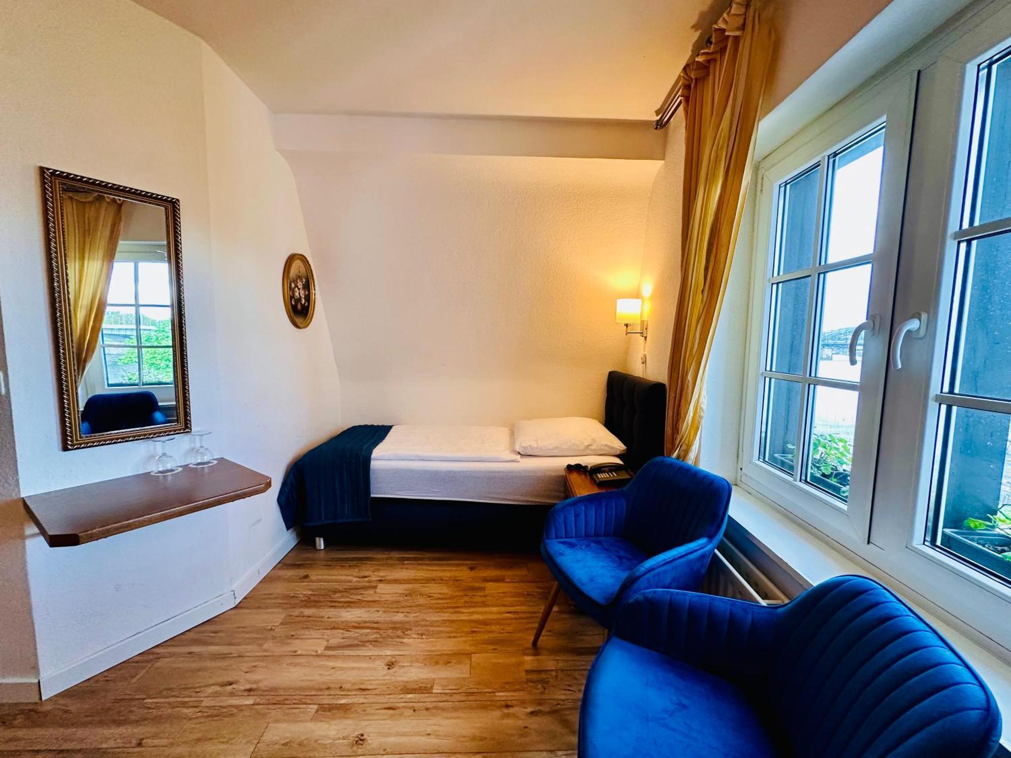 Altstadthotel Hayk Am Rhein Colonia Exterior foto