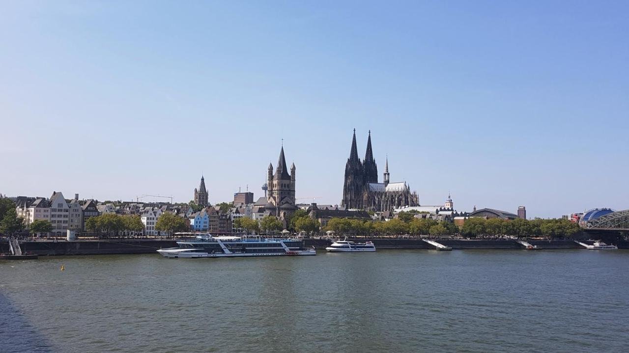 Altstadthotel Hayk Am Rhein Colonia Exterior foto